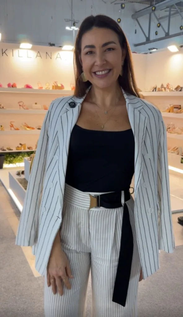 Mulher com cal&ccedil;a e blazer brancos com listras pretas