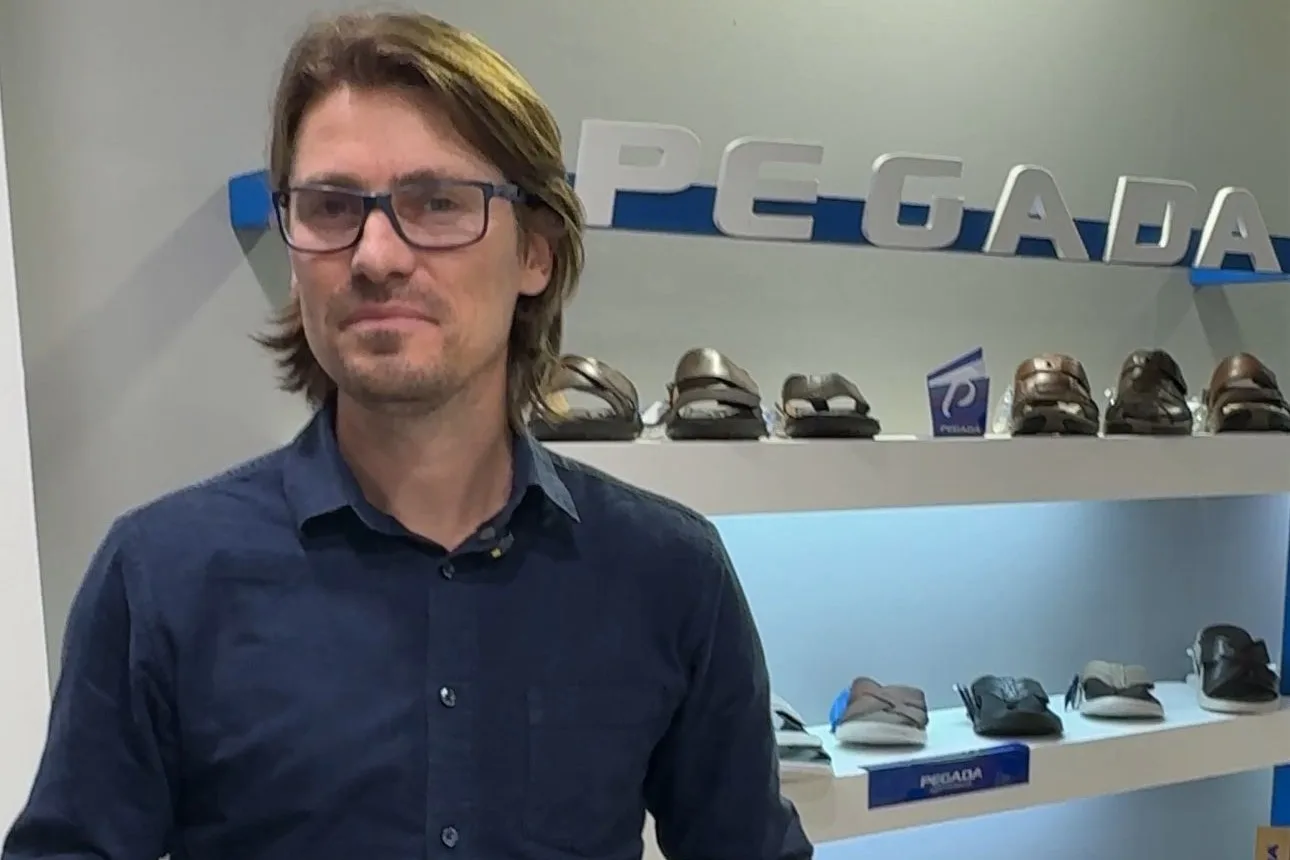 Homem com camisa azul