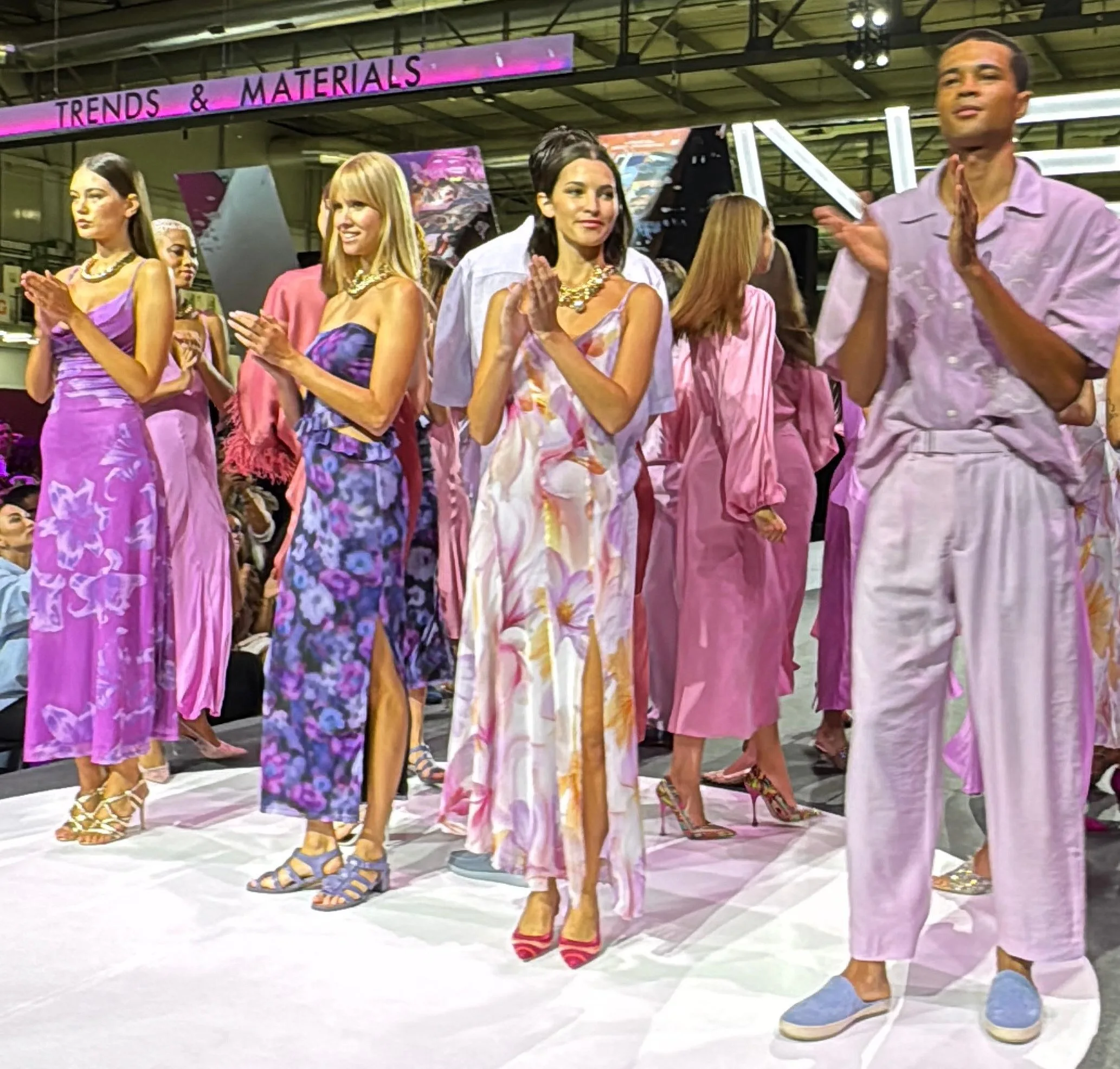 Pessoas vestidas de rosa e lilás