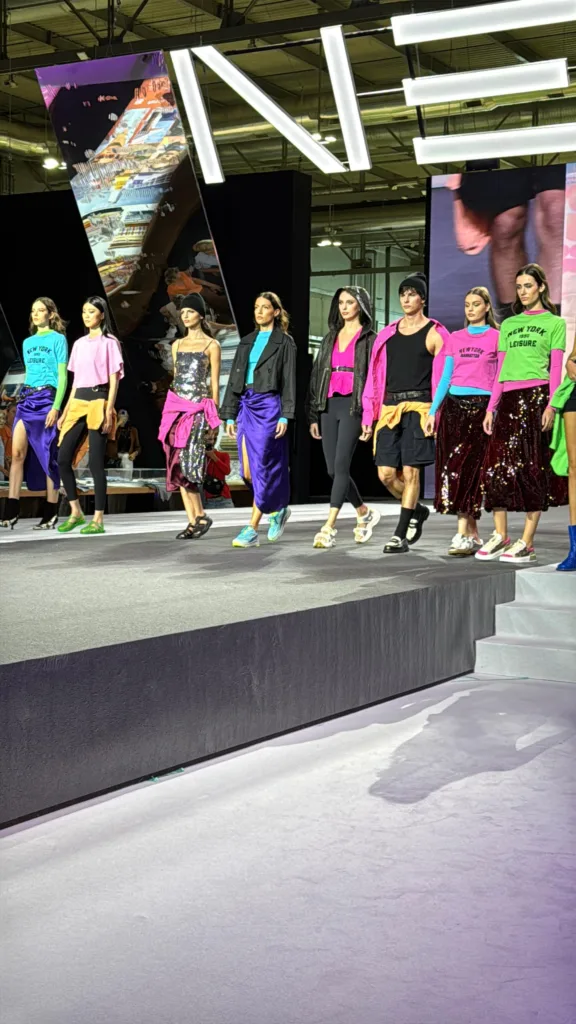 Pessoas com roupas coloridas na passarela da Micam
