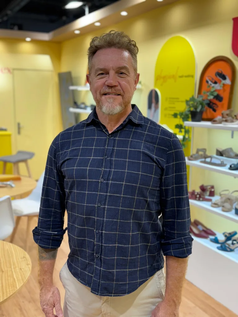 Homem em pé com camisa xadrez azul