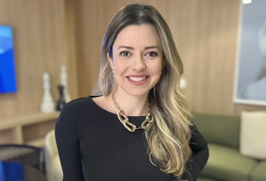Mulher loira com blusa preta