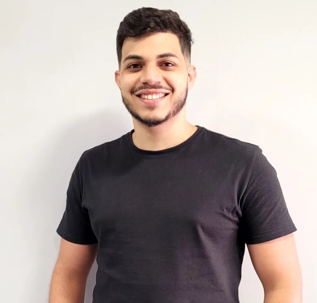 Homem branco com camiseta preta