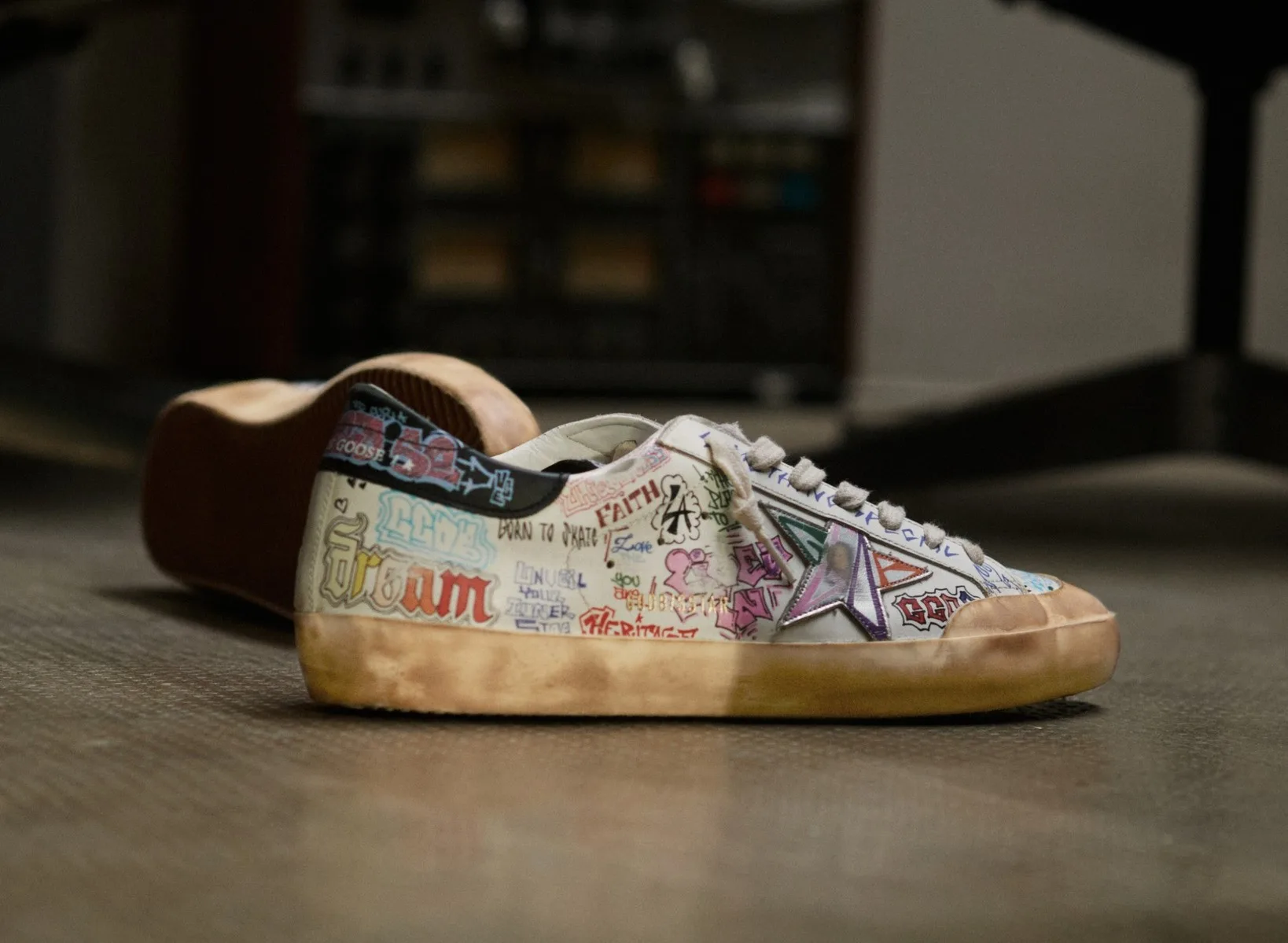 Golden Goose se notabilizou pelos tênis "desgastados" e artesanais