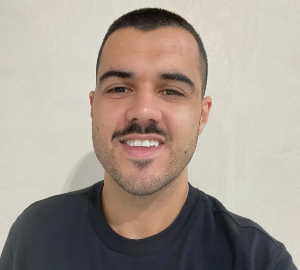 Homem com camiseta preta