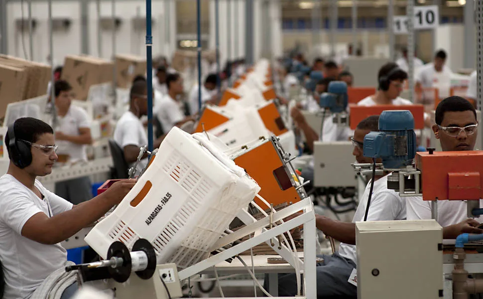 Linha de produção da fábrica da Alpargatas em Montes Claros/MG