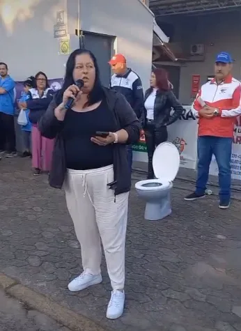 Funcionários da Novopé Calçados levaram até um vaso sanitário em protesto na frente da empresa