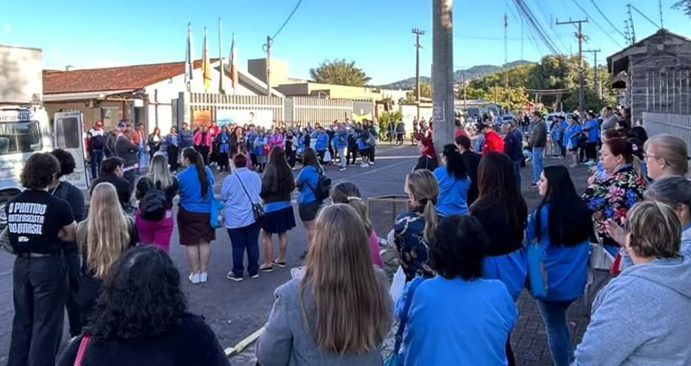 Trabalhadores protestaram em frente à sede da Novopé Calçados
