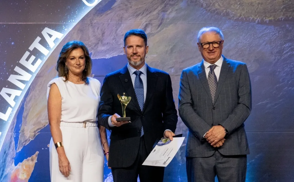 Pedro Bartelle recebe o Top Ser Humano 2025 da ABRH-RS