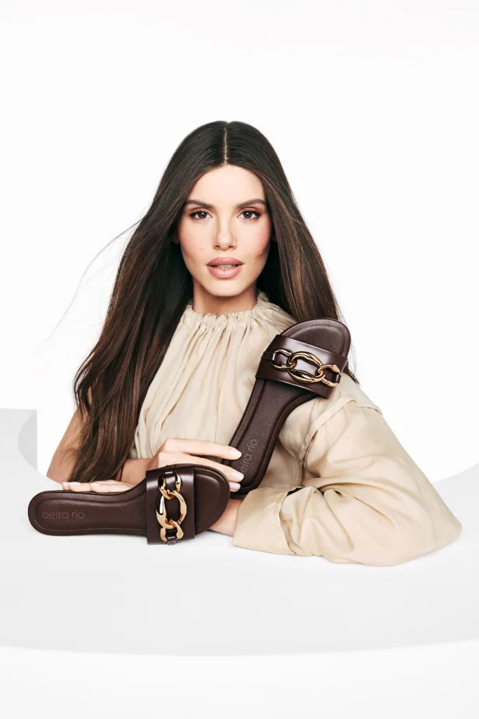 Veja fotos da nova campanha da Beira Rio com Camila Queiroz