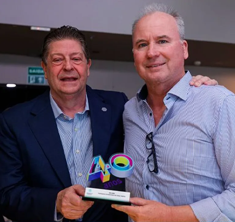 Presidente-executivo da Abrafati, Luiz Cornacchioni, entrega prêmio a Milton Killing
