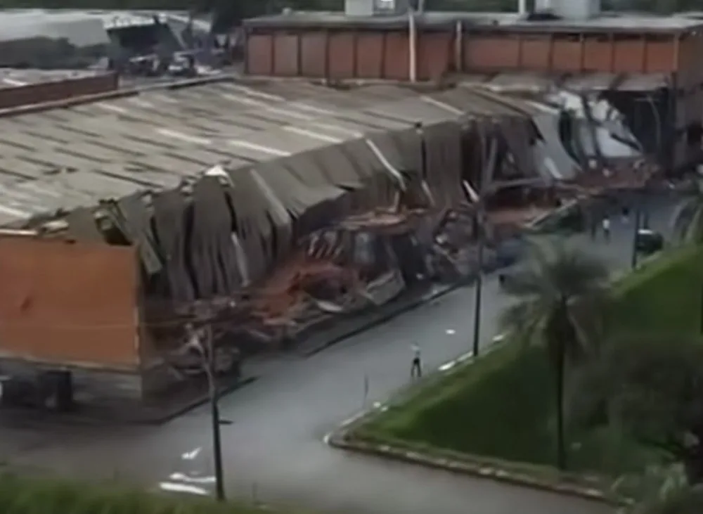 Telhado de galpão desabou no complexo industrial do Grupo Amazonas