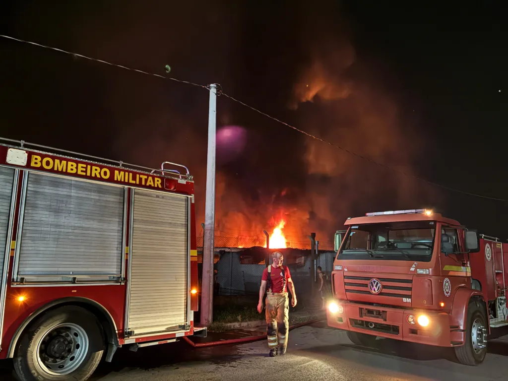 Incêndio de grandes proporções atinge sede da Wolfstore no RS
