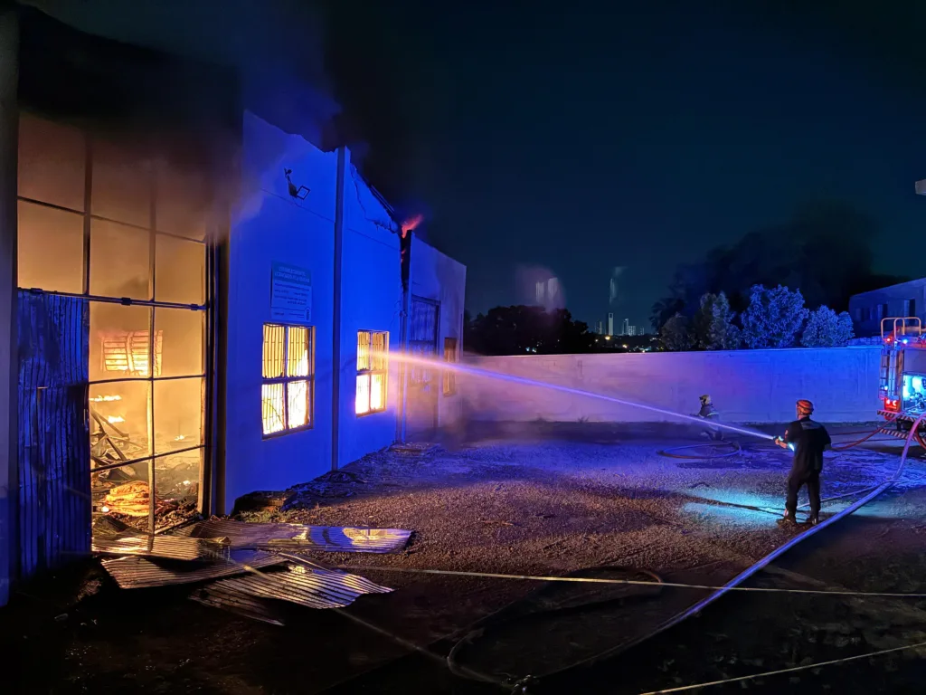Incêndio de grandes proporções atinge sede da Wolfstore no RS
