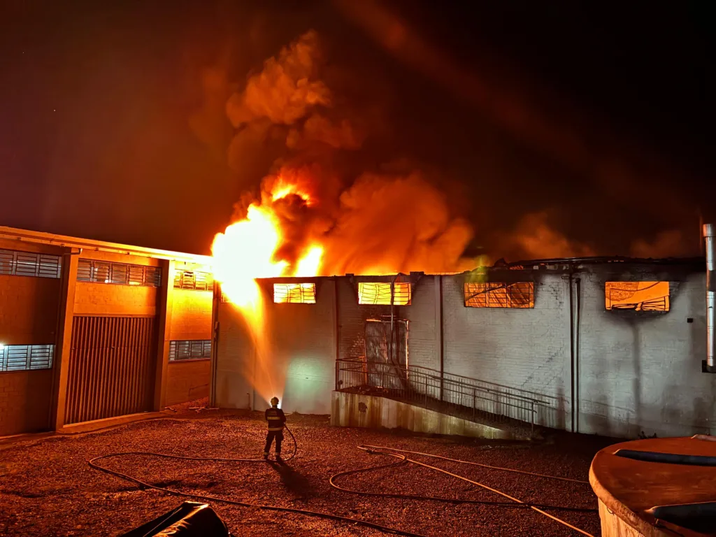 Incêndio de grandes proporções atinge sede da Wolfstore no RS
