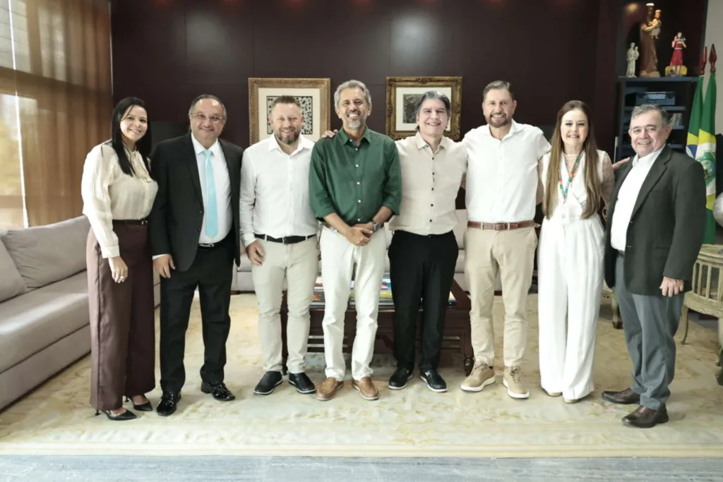Governador do Ceará, Elmano de Freitas (ao centro de camisa verde), ao lado de representantes da Mallei Calçados e da prefeitura de Granja, confirmou a instalação de fábrica de calçados