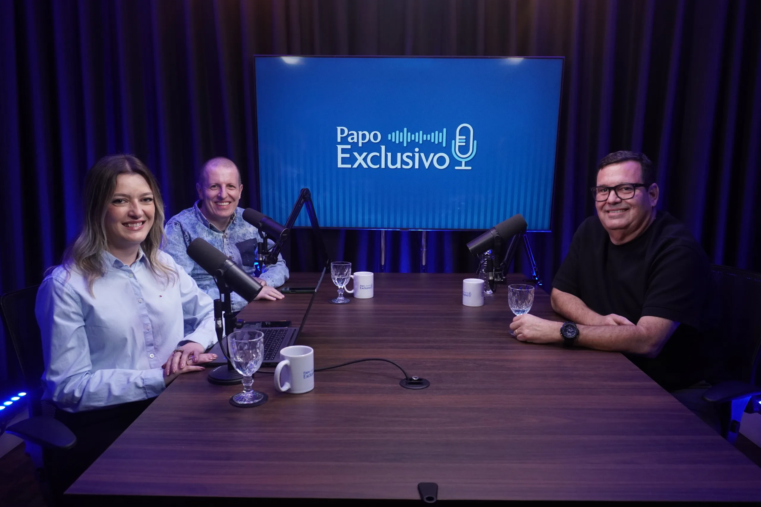 Luana Rodrigues, Michel Pozzebon e Paulo Schneider no 5º episódio do podcast Papo Exclusivo