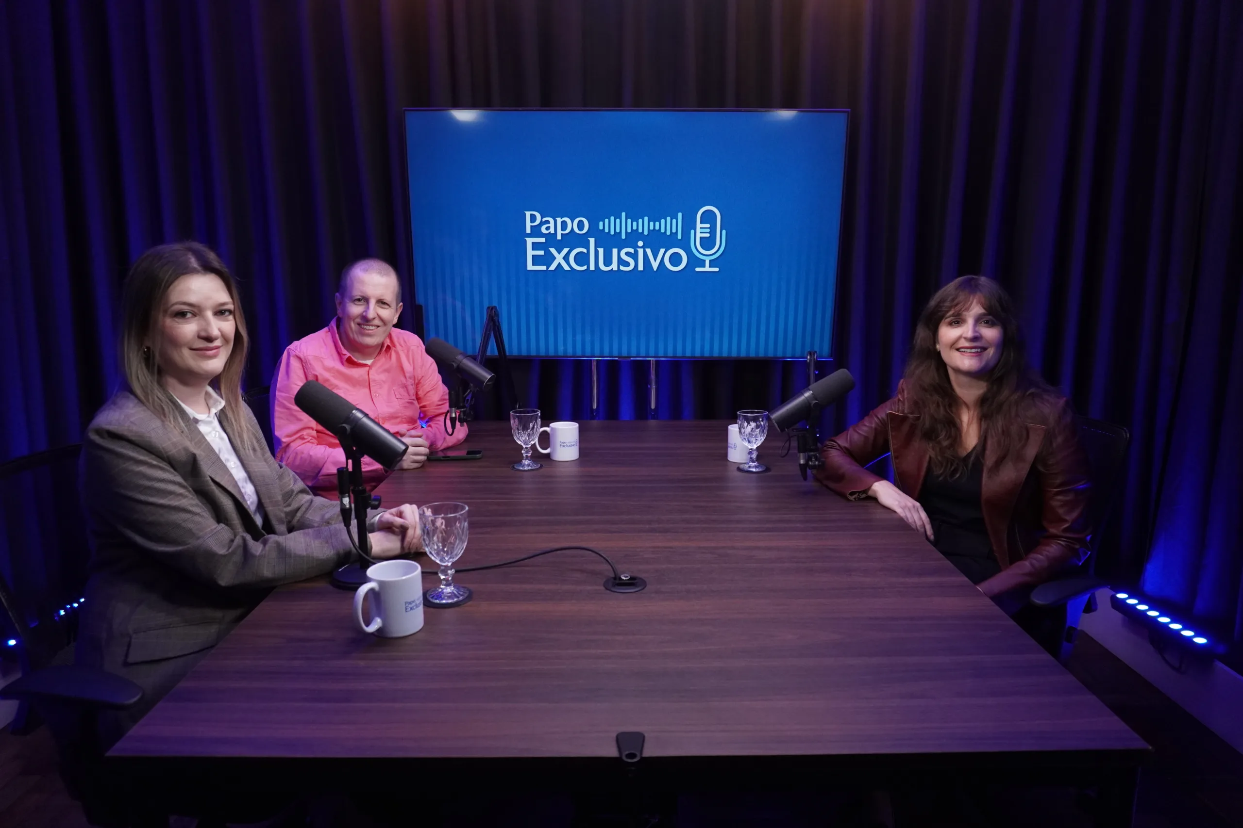 Luana Rodrigues, Michel Pozzebon e Manuela Cardona no 7º episódio do podcast Papo Exclusivo