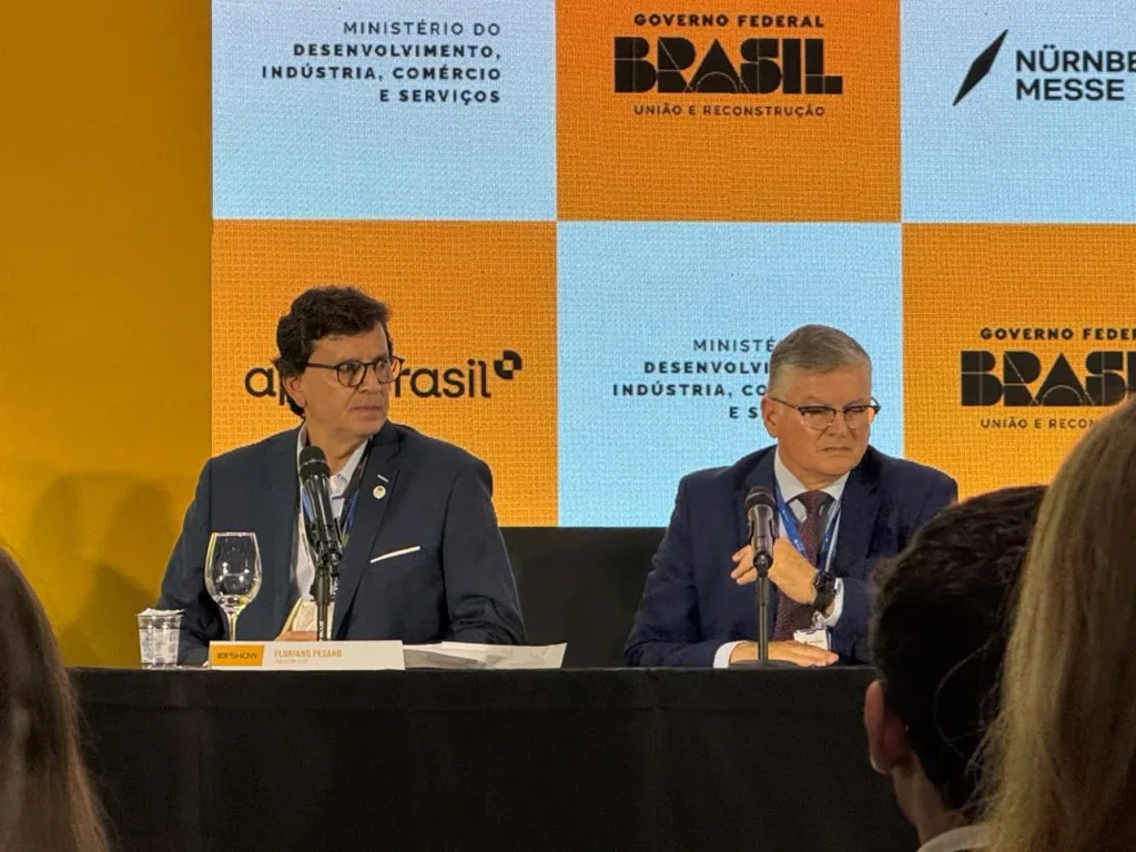 Floriano Pesaro (ApexBrasil) e Haroldo Ferreira (Abical&ccedil;ados) na coletiva de imprensa nacional da ind&uacute;stria cal&ccedil;adista brasileira