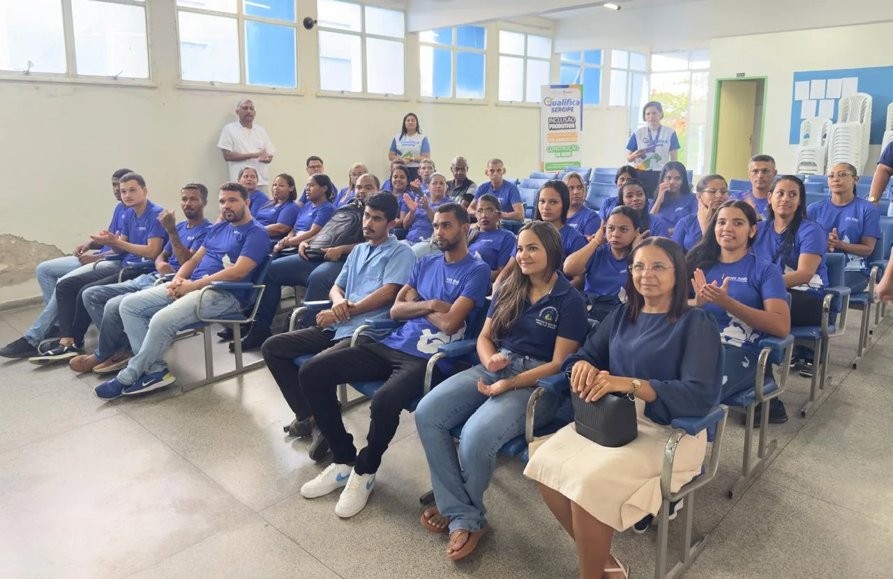 Profissionais se formaram no curso de operador de máquinas do programa Qualifica