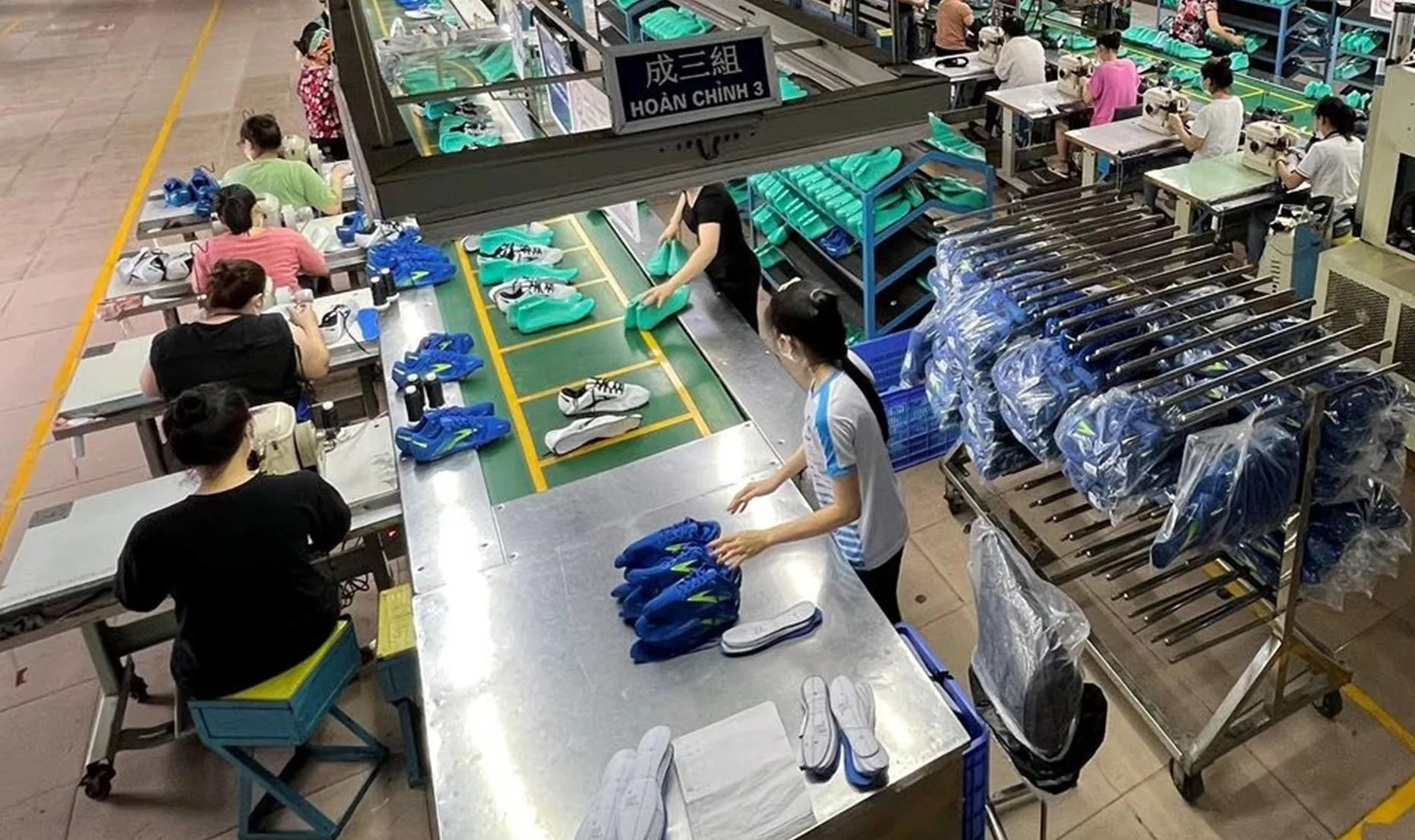 Uma das fábricas que produzem calçados e vestuário para a Brooks Running na Ásia
