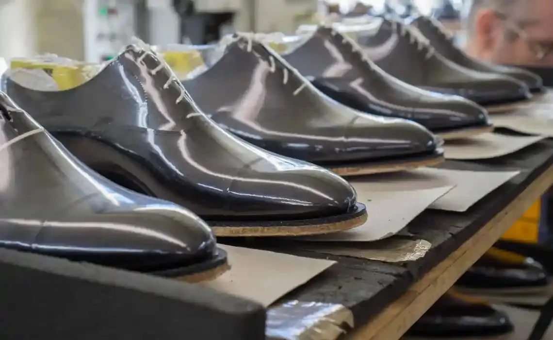 Linha de produção da fábrica da John Lobb em Paris