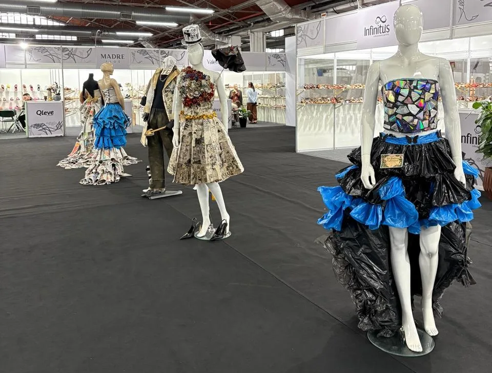 Figurinos do Rui Barbosa Fashion Week em exposição no estande do Três Coroas Shoes no SICC 2026