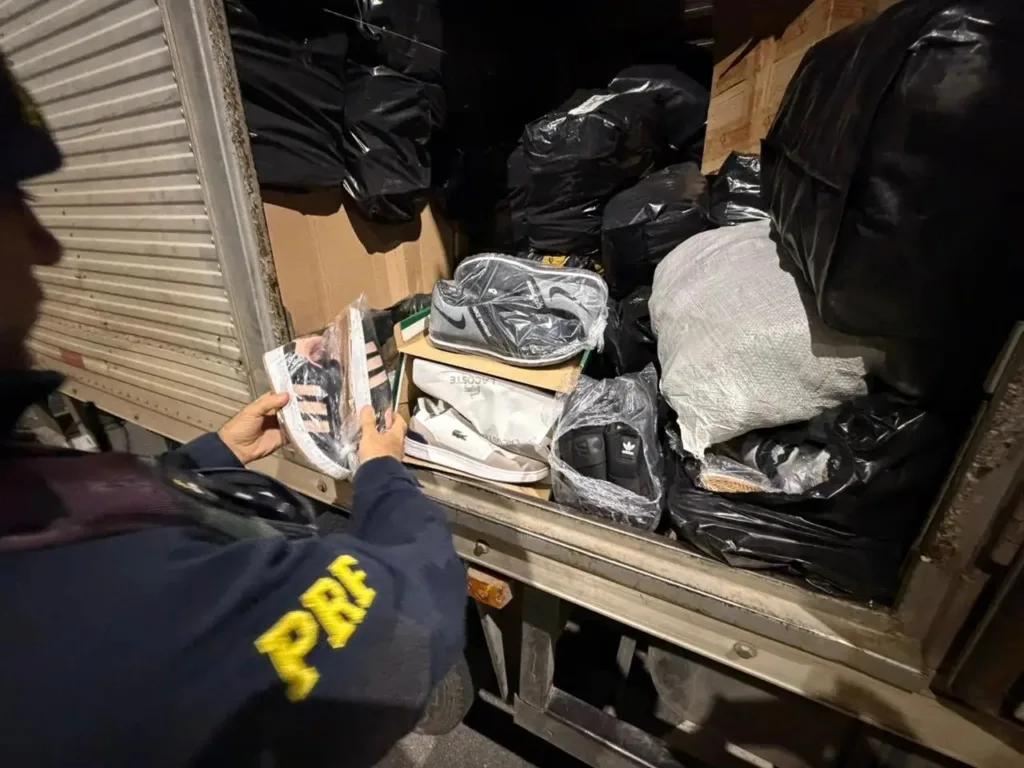 Opera&ccedil;&atilde;o da PRF resultou na apreens&atilde;o de 2 mil pares de cal&ccedil;ados falsificados