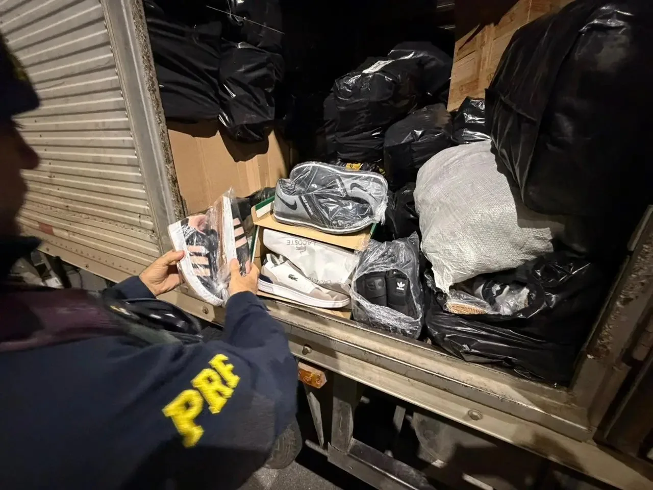 Operação da PRF resultou na apreensão de 2 mil pares de calçados falsificados
