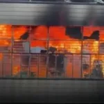 Chamas dentro de fábrica de calçados em Jinjiang, na China