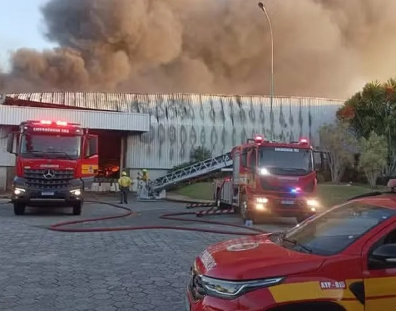 Incêndio atingiu fábrica do Grupo AMC Têxtil em Itajaí/SC